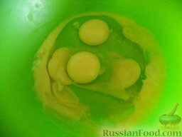 Тесто для яичной лапши (пельменей): Как приготовить тесто для лапши (пельменей):    Разбить в миску яйца.