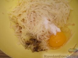 Драники, запеченные в сметане: Добавить яйцо, соль и перец. Перемешать.