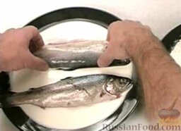 Форель по-деревенски: Затем окунуть рыбу в молоко.