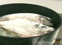 Форель по-деревенски: На сковороде разогреть достаточное количество растительного масла. Выложить рыбу.