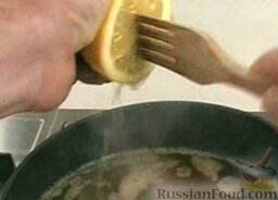 Форель по-деревенски: Растопить сливочное масло. Добавить лимонный сок. Полить рыбу масляным соусом.