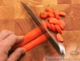 Тушеный перепел: Морковь очистить, вымыть, нарезать полукруглыми дольками.