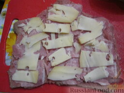 Мясной рулет с начинкой: Выложить ломтики сыра