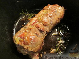 Мясной рулет с начинкой: Обжарить мясной рулет с начинкой на растительном масле с добавкой веточки розмарина и шалфея.