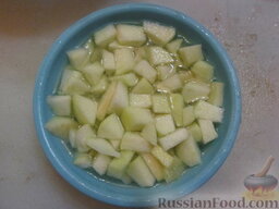 Закуска из вяленой ветчины и яблок: Кислые яблоки очищаем от сердцевины и кожуры. Режем кубиками или ломтиками и замачиваем в воде с соком лимона.