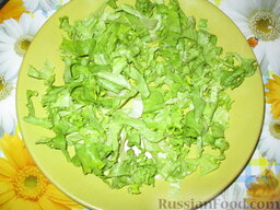 Закуска из вяленой ветчины и яблок: На тарелку выкладываем промытый и подсушенный зеленый салат, нарезанный произвольно. Подсаливаем.