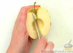 Яблоки с изюмом на слоеном тесте: У яблока удалить сердцевину.