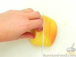 Яблоки с изюмом на слоеном тесте: Нарезать мелкими слайсами.