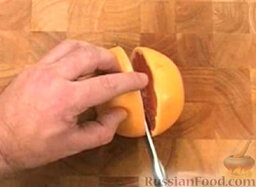 Грейпфрут с мятой: Грейпфруты разрезать пополам, аккуратно вырезать серединку, по центру мякоти.