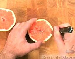 Грейпфрут с мятой: Сделать надрезы поперек грейпфрута и возле кожуры так, чтобы кусочки долек можно было легко вынуть.