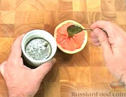 Грейпфрут с мятой: Полить медом подготовленный грейпфрут, заполняя серединку и распределяя по поверхности фрукта.