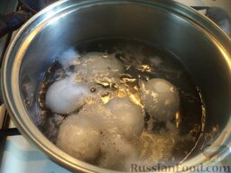 Селедка под шубой: Отварить вкрутую яйца.
