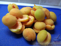 Творожно-абрикосовое желе: Абрикосы вымойте и удалите из них косточки.