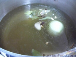 Суп из свиного языка: Положите в бульон лук, чеснок, лавровый лист, перец.
