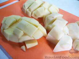 Суп из свиного языка: Картофель почистите, помойте, порежьте и отправьте в бульон.