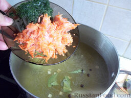 Суп из свиного языка: Вслед за картофелем положите тертую морковь и нарезанный укроп. (Я использовала замороженные, если у вас есть свежие, варите их.)