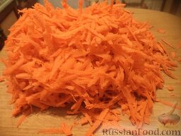 Плов из курицы в мультиварке: Морковь очистить, помыть и натереть на крупной терке.