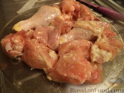 Плов из курицы в мультиварке: Курицу помыть, разрезать на порционные кусочки.