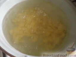 Грибной суп с рисом: В кипяток опустить картофель и рис. Варить на среднем огне 15-20 минут.