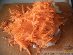 Грибной суп с рисом: Тем временем очистить и помыть лук и морковь. Лук нарезать кубиками, а морковь натереть на крупной терке.