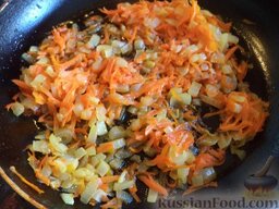 Грибной суп с рисом: Разогреть сковороду, добавить растительное (топленое) масло. Выложить лук и морковь. Тушить на среднем огне, помешивая, 4-5 минут.