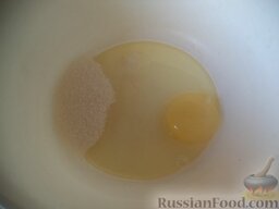 Оладьи из тыквы на молоке: В миску вбить яйца, посолить, добавить соль.