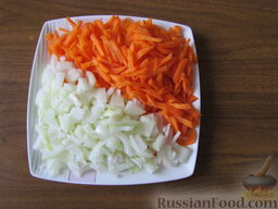 Польский грибной супчик: Морковь и лук порезать соломкой.