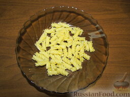 Польский грибной супчик: В суповую тарелку положить отдельно отваренные макароны.