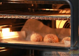 Канапе из овощей и куриного филе: Овощи готовы? Разогреваем духовку до 200 градусов и ставим куриные шарики в духовку на 15 минут.