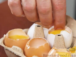 Яйца, фаршированные лососем и белой рыбой: В пустую скорлупу кладем ложечку рыбного фарша – немного, не больше половины объема. Аккуратно возвращаем желток в скорлупу - теперь он лежит на фарше. Есть?  Кладем фаршированное яйцо в лоток и продолжаем развлекаться с остальными яйцами.