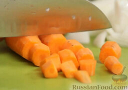 Курица с овощами "Марракеш": Морковь очищаем и нарезаем кубиками.  Чеснок давим и мелко режем.
