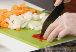 Курица с овощами "Марракеш": Ставим греться сковороду.  Стручок горького перца чистим от зерен и мелко режем.