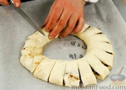 Праздничный пирог с корицей: Делаем по внешней стороне кольца глубокие надрезы через каждые 2 см.
