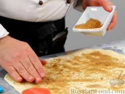 Праздничный пирог с корицей: Посыпаем сахаром. Коричневый сахар для этого рецепта - необходимое условие. Следим, чтобы не было комочков.