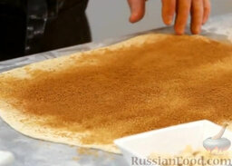 Праздничный пирог с корицей: Щедро посыпаем тесто одной из самых знаменитых и полезных специй – корицей.