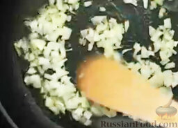 Тыквенная "лазанья": На сковороде разогреть оливковое масло. Выложить лук, обжарить его до прозрачности.