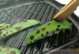 Тыквенная "лазанья": Затем обжарить на гриле стручки зеленого горошка.