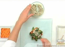 Тыквенная "лазанья": На сервировочную тарелку положить ломтик тыквы. Сверху выложить ложку грибов, обжаренных с луком, и 1-2 стручка гороха.