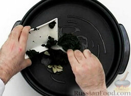 Макароны со шпинатом: Выложить на сковороду отварной шпинат. Пассеровать его на среднем огне.