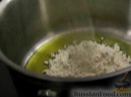 Макароны со шпинатом: В кастрюльке нагреть 1 ст. ложку оливкового масла. Добавить муку.