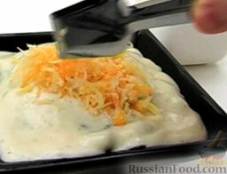 Макароны со шпинатом: Посыпать сыром.