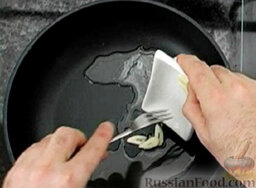Паста "Сангвинелли": На сковороде нагреть масло. Выложить и обжарить чеснок.