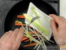 Паста "Сангвинелли": Когда морковь подрумянится, выложить лук. Обжаривать, интенсивно помешивая или подбрасывая овощи на сковороде. Посолить.
