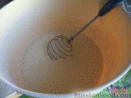 "Экономные" блины: Постепенно добавлять в тесто оставшуюся воду, хорошо взбивая. Добавить растительное масло. Хорошо перемешать. Тесто готово.