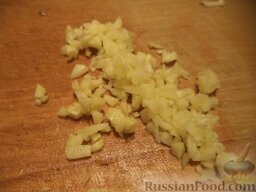 Куриные оладьи с сыром и молоком: Чеснок очистить, мелко порубить ножом.
