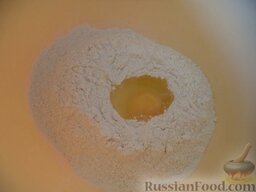 Тесто бездрожжевое: Как приготовить тесто бездрожжевое:    Муку просеять. Посолить. Вбить яйца.