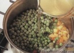 Суп-пюре из зеленого горошка: 2. Добавить в кастрюлю горошек, залить бульоном, довести до кипения, уменьшить огонь, добавить в кастрюлю базилик, соль и перец, готовить около 10 минут.