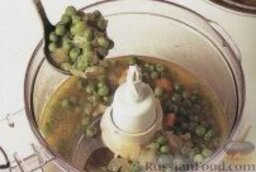 Суп-пюре из зеленого горошка: 3. Перелить суп в чашу кухонного процессора или блендера, пульсировать до однородного состояния. Перелить суп-пюре обратно в кастрюлю, подогреть на слабом огне и подавать суп-пюре из зеленого горошка сразу же, посыпав пармезаном и листьями базилика.