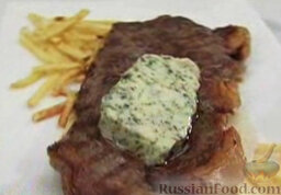 Стейк с маслом и травами: Подавать стейк с жареным картофелем.
