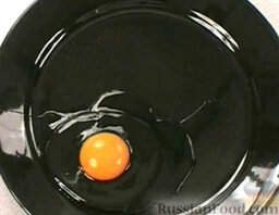 Телятина по-венски: Яйца взбить в неглубокой тарелке.